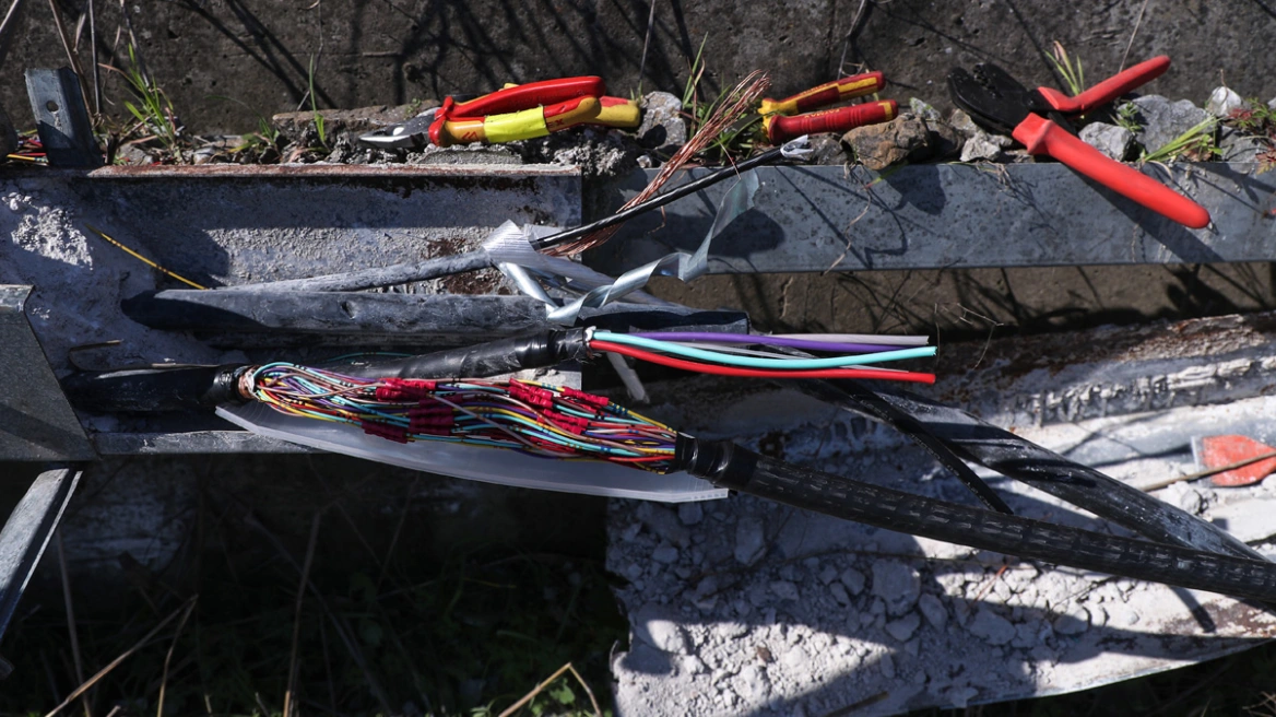 Μυστήριο με την δολιοφθορά στην τηλεδιοίκηση της γραμμής Αθήνα-Θεσσαλονίκη: Έσπασαν το τσιμέντο, έκοψαν τα καλώδια αλλά δεν τα πήραν