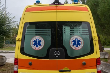 Φωκίδα: Πυροσβέστες απεγκλώβισαν δύο άτομα από όχημα μετά από τροχαίο στη Δωρίδα