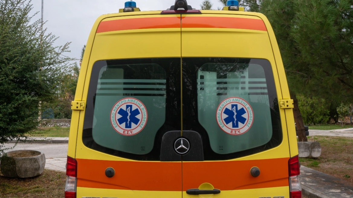 Φωκίδα: Πυροσβέστες απεγκλώβισαν δύο άτομα από όχημα μετά από τροχαίο στη Δωρίδα