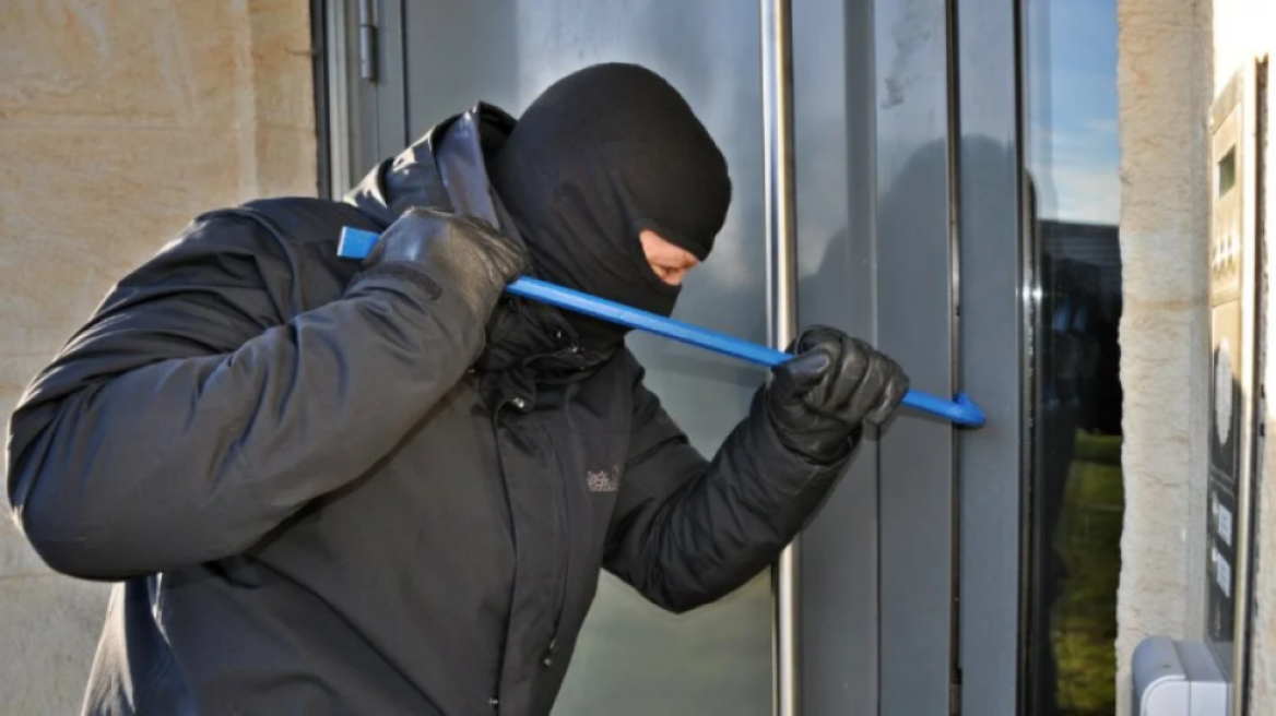 ΑΠΟΚΛΕΙΣΤΙΚΟ - Πάτρα: Διέρρηξαν το σπίτι των δύο γυναικών αδελφών ένα 24ωρο μετά τον θάνατό τους - Τι εξετάζει η Αστυνομία