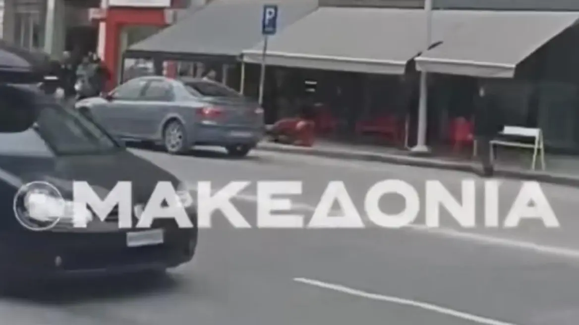 Πατέρας ξυλοκόπησε έξω από τα δικαστήρια τον 62χρονο που είχε παρασύρει με αυτοκίνητο το παιδί του-ΒΙΝΤΕΟ