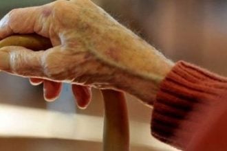 Εξαπάτησαν ηλικιωμένες και τους έκλεψαν κοσμήματα και 2.800 ευρώ