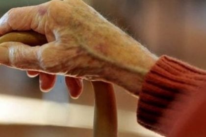 Εξαπάτησαν ηλικιωμένες και τους έκλεψαν κοσμήματα και 2.800 ευρώ