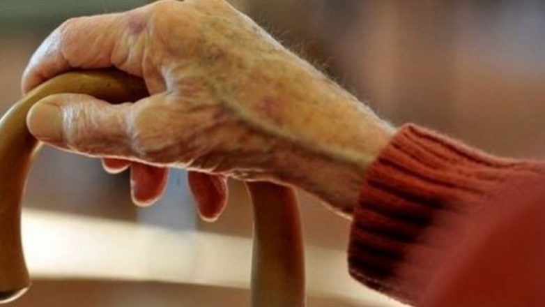 Εξαπάτησαν ηλικιωμένες και τους έκλεψαν κοσμήματα και 2.800 ευρώ