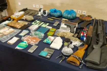 Ναρκωτικά, όπλα, μαχαίρια και μετρητά βρήκαν οι αστυνομικοί στους 13 που συνέλαβαν στη Μαγνησία, δείτε φωτογραφίες