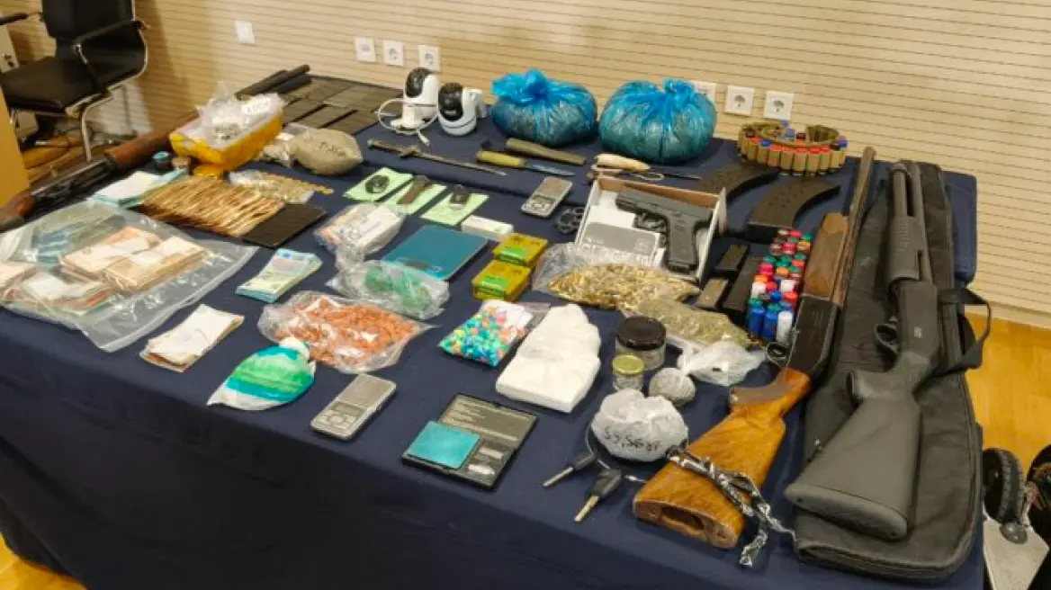 Ναρκωτικά, όπλα, μαχαίρια και μετρητά βρήκαν οι αστυνομικοί στους 13 που συνέλαβαν στη Μαγνησία, δείτε φωτογραφίες