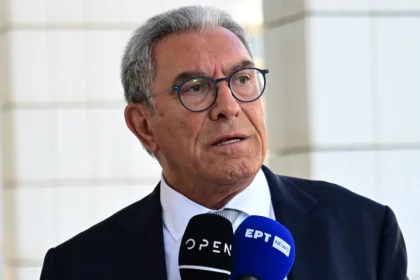 Καπερνάρος κατά Ρούτσι: «Προπηλάκισε τους δικηγόρους, περιφέρεται στην αίθουσα ως νταής»