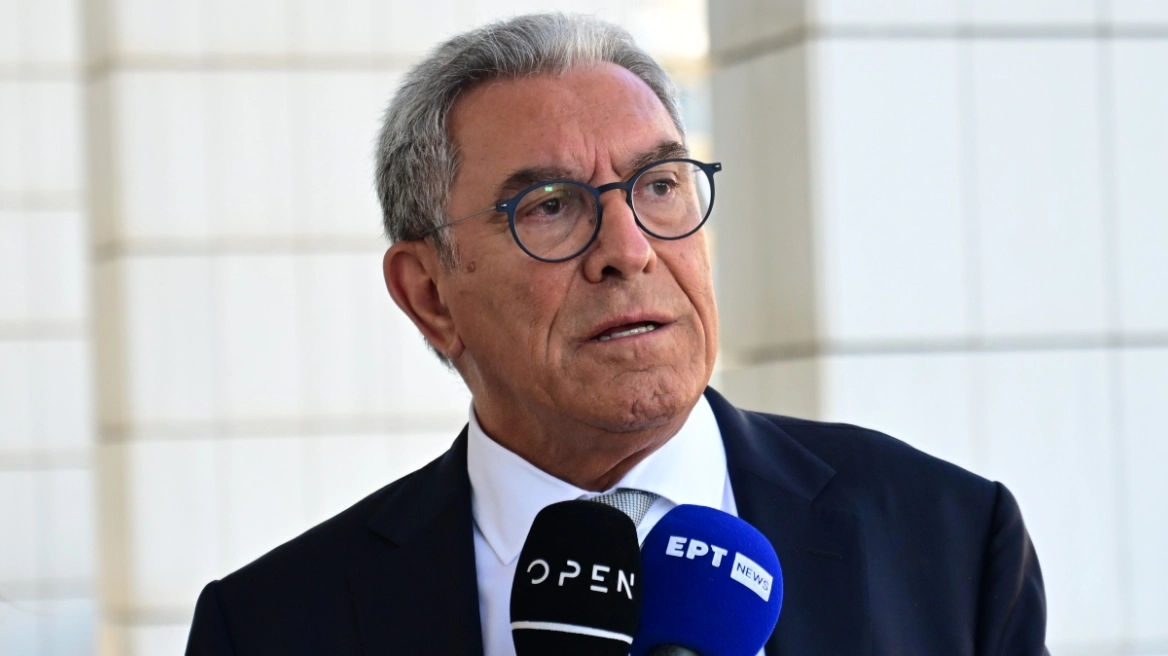 Καπερνάρος κατά Ρούτσι: «Προπηλάκισε τους δικηγόρους, περιφέρεται στην αίθουσα ως νταής»