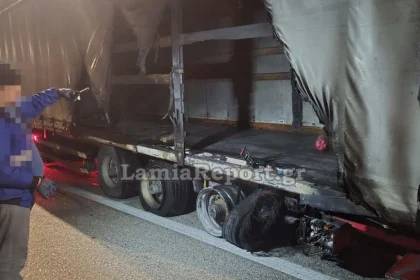 Νταλίκα έπιασε φωτιά εν κινήσει στην Εθνική Οδό, έβγαινε καπνός από τις ρόδες του φορτηγού