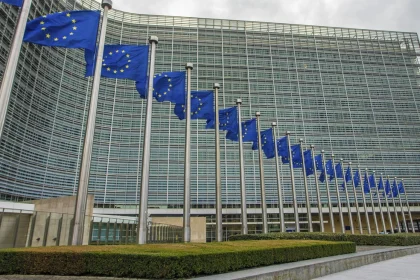 Κομισιόν για το δημόσιο χρέος: Μονόδρομος τα πλεονάσματα, τέσσερις παράγοντες που αυξάνουν τους κινδνύνους