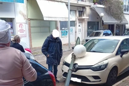 Κολώνα φωτισμού «προσγειώθηκε» πάνω σε αυτοκίνητο, κινδύνεψε περαστικός