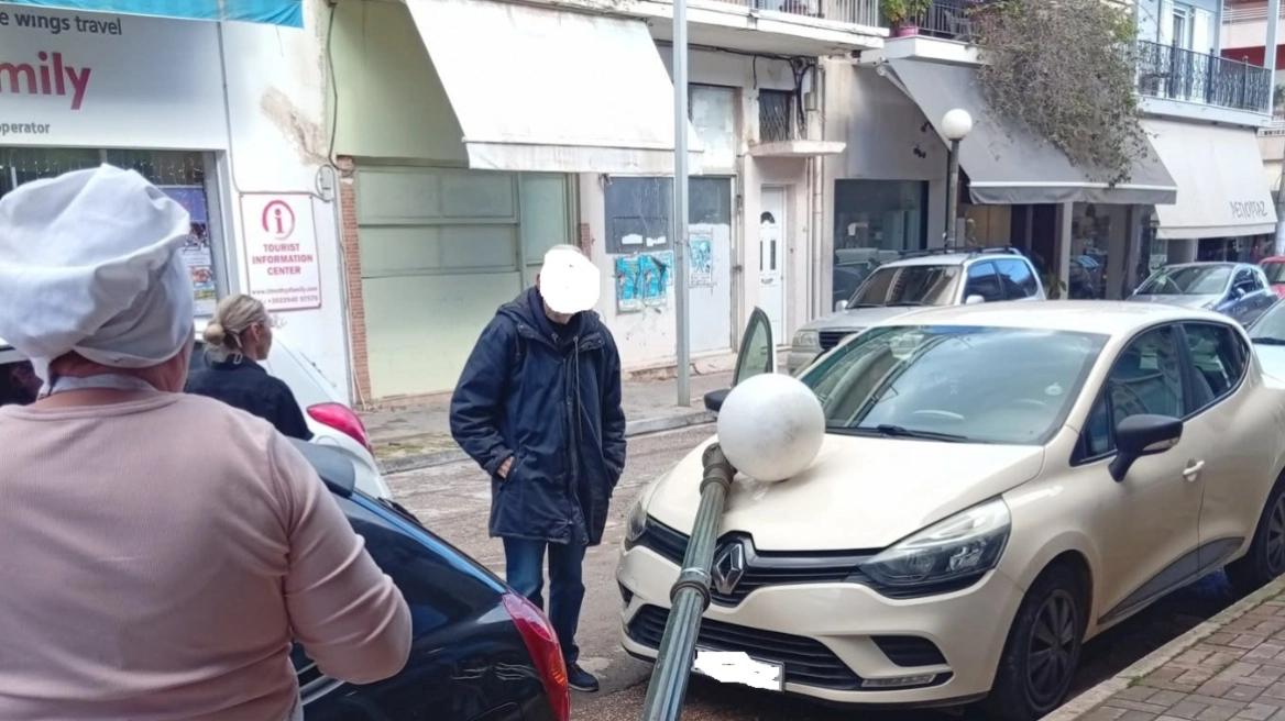 Κολώνα φωτισμού «προσγειώθηκε» πάνω σε αυτοκίνητο, κινδύνεψε περαστικός