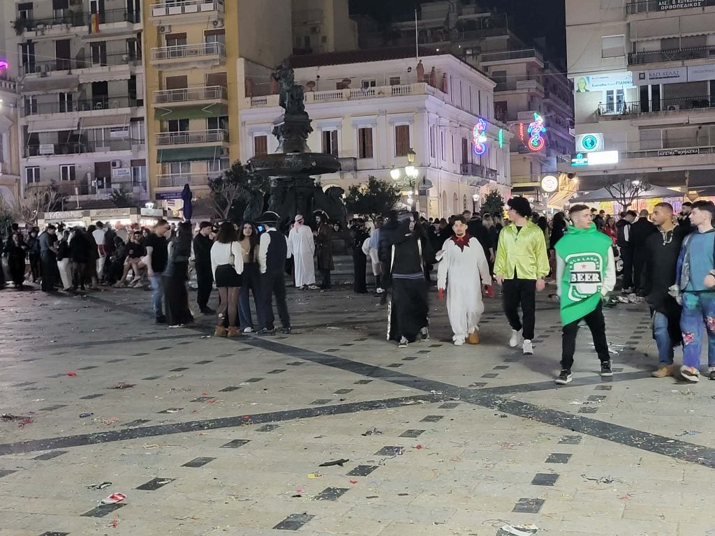 Η καρναβαλική Πάτρα δεν κοιμάται σήμερα - Ώρα 6 το πρωΐ: Γεμάτοι δρόμοι , πλατείες, πεζόδρομοι ΦΩΤΟ