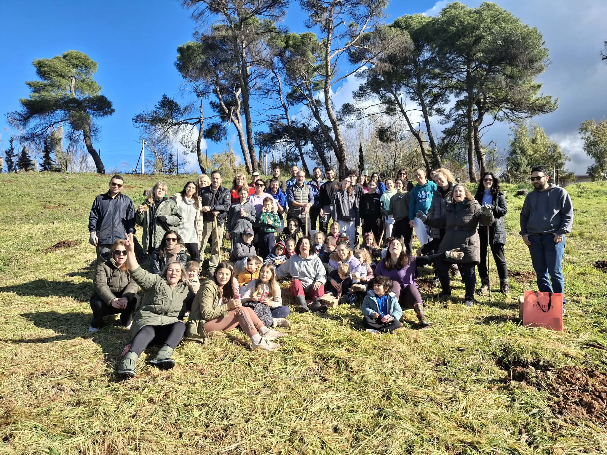 Ολοκληρώθηκε με επιτυχία η δράση αναδάσωσης στο Άλσος Γηροκομείου ΦΩΤΟ