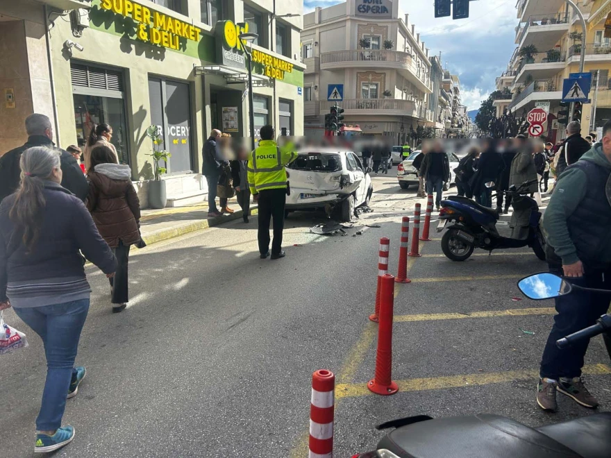 Τροχαίο στο κέντρο του Αγρινίου, αυτοκίνητο προσέκρουσε σε τρία οχήματα και καρφώθηκε σε δέντρο-ΦΩΤΟ