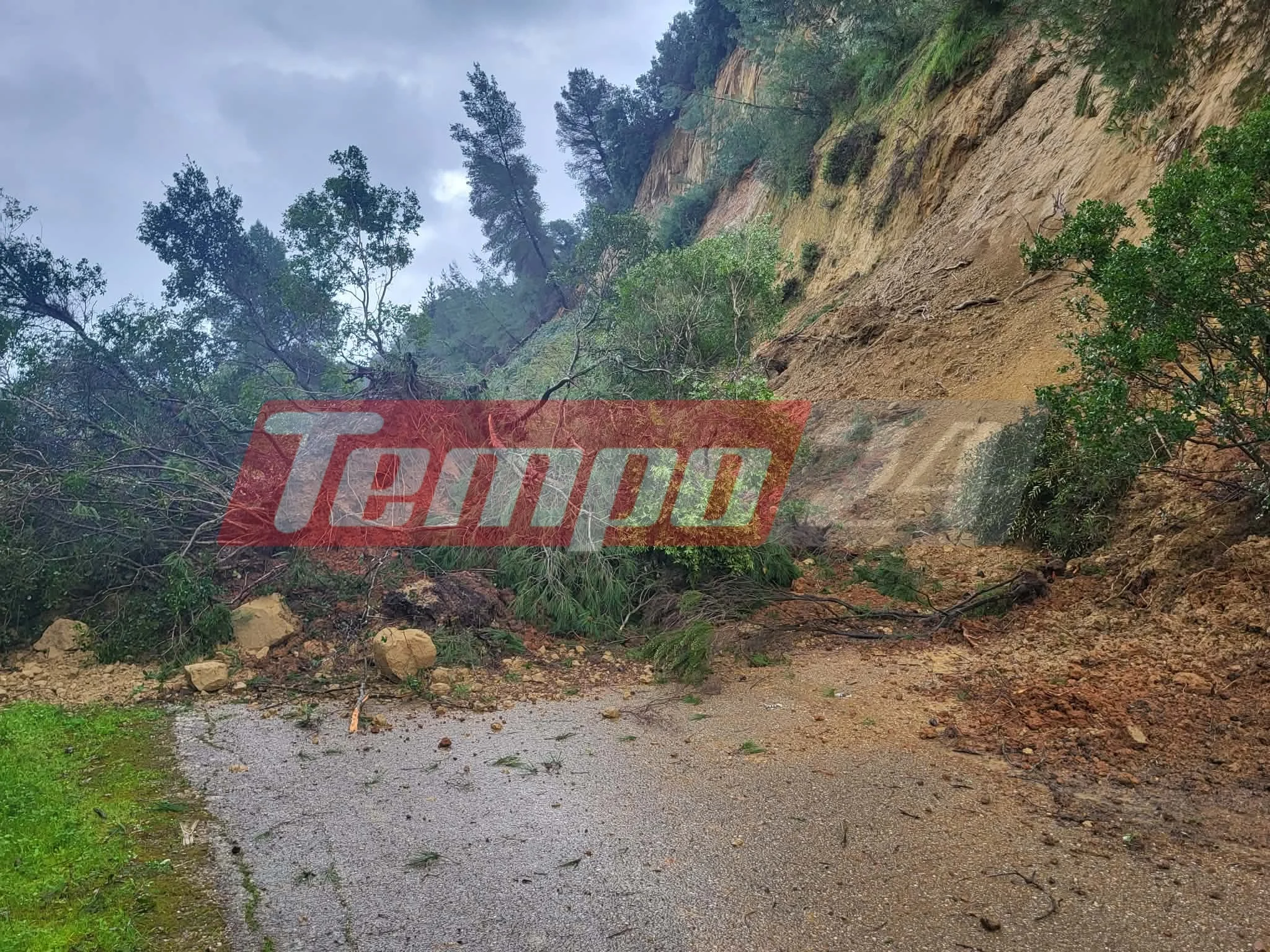 Σοβαρά προβλήματα στο οδικό δίκτυο της Ηλείας από την κακοκαιρία – Κατολισθήσεις, αποκλεισμοί χωριών και ζημιές σε υποδομές