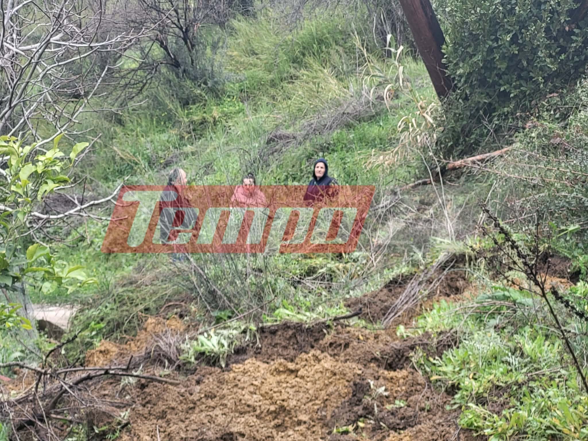 Ηλεία: Αποκλεισμένο το Μαζαράκι από κατολισθήσεις-Παίρνουν τα παιδιά στους ώμους οι κάτοικοι-ΦΩΤΟ