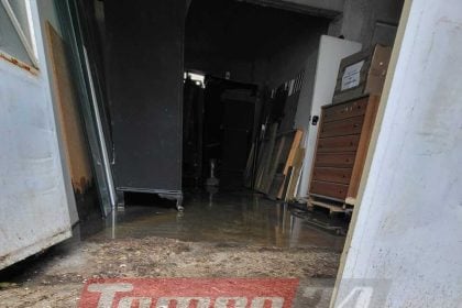Πλημμύρισε επιχείρηση στην Πάτρα - Σε απόγνωση οι ιδιοκτήτες απευθύνουν έκκληση στον Δήμο να καθαρίσει βουλωμένο φρεάτιο καθώς η κακοκαιρία θα συνεχιστεί - ΦΩΤΟ, ΒΙΝΤΕΟ