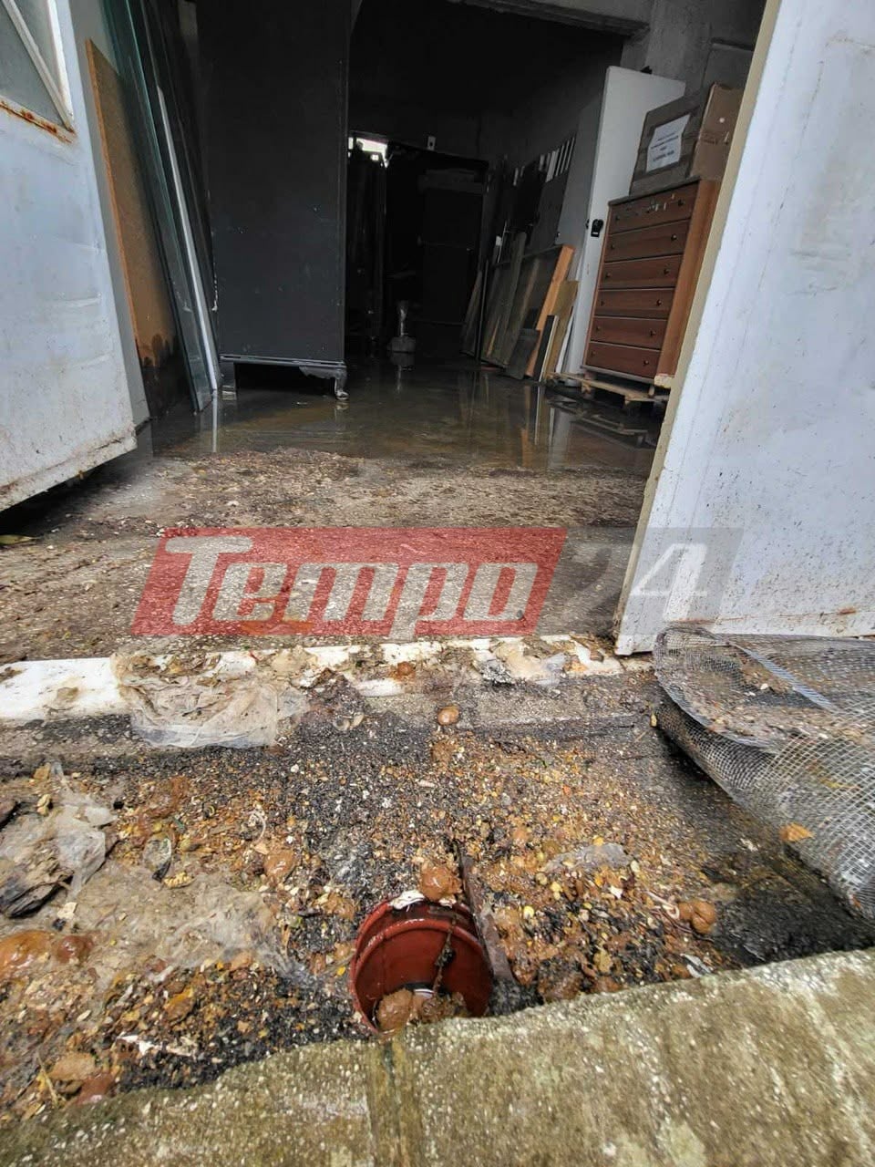 Πλημμύρισε επιχείρηση στην Πάτρα - Σε απόγνωση οι ιδιοκτήτες απευθύνουν έκκληση στον Δήμο να καθαρίσει βουλωμένο φρεάτιο καθώς η κακοκαιρία θα συνεχιστεί - ΦΩΤΟ, ΒΙΝΤΕΟ