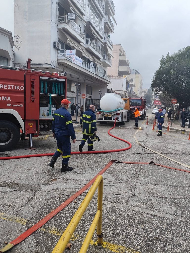 Μάχη με την κακοκαιρία και τη μεγάλη φωτιά στο κέντρο της πόλης έδωσε ο Δήμος Αγρινίου