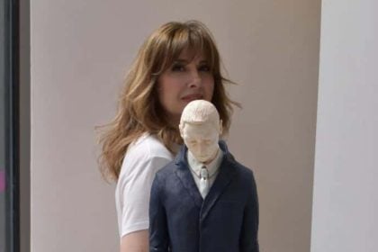 Γλυπτά της Τέτας Χαντζάρα στη βιτρίνα της COCO-MAT Κολωνακίου