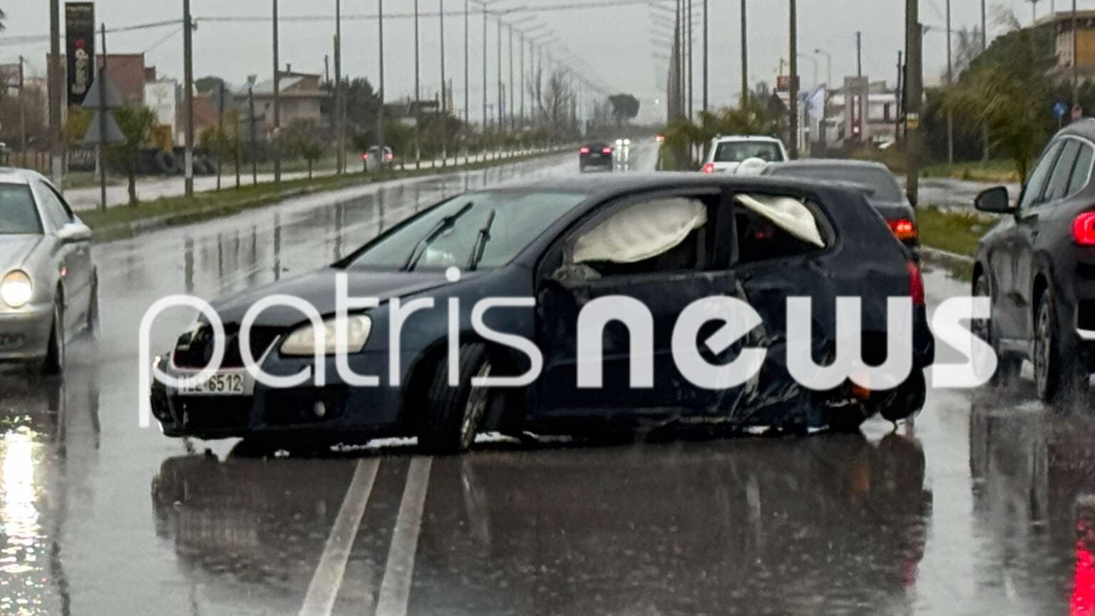 Πύργος: "Τρελή" πορεία ΙΧ που βρήκε από την εθνική οδό, χτύπησε σε κολώνα και ...επέστρεψε