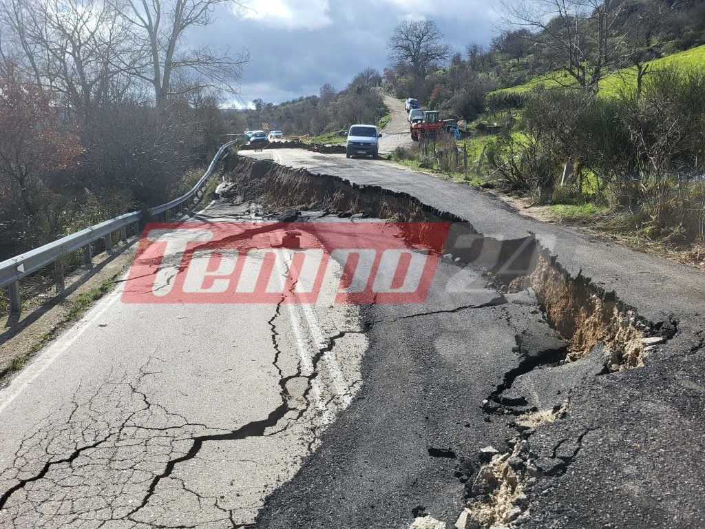 Ηλεία: Αποκλεισμένη η Δίβρη λόγω καθίζησης του δρόμου στην 111 - Κατολίσθηση καταπίνει... σπίτι (ΦΩΤΟ)