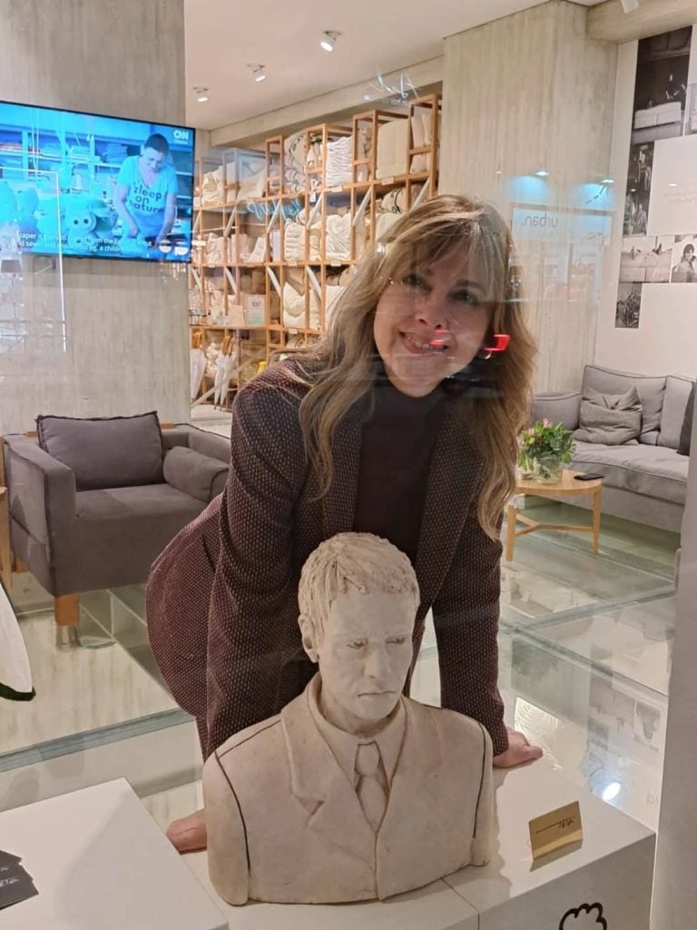 H Πατρινή εικαστικός που εκθέτει γλυπτά της στο Κολωνάκι (ΦΩΤΟ)