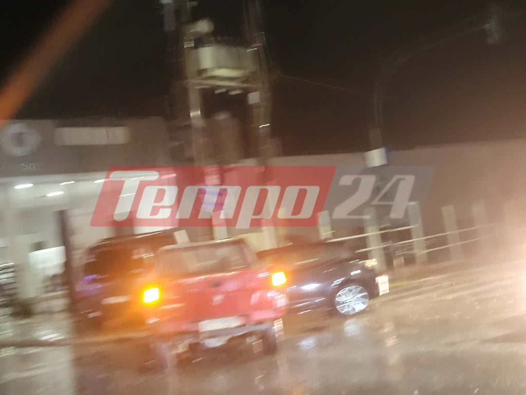 Πάτρα: Γερό τρακάρισμα στα Μποζαΐτικα - Ενεπλάκησαν τρία οχήματα (ΦΩΤΟ)