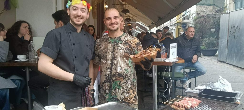 Το αδιαχώρητο στην Πάτρα για την Τσικνοπέμπτη - Ψησταριές, γλέντι και καρναβαλικά δρώμενα στους δρόμους (ΦΩΤΟ & ΒΙΝΤΕΟ)