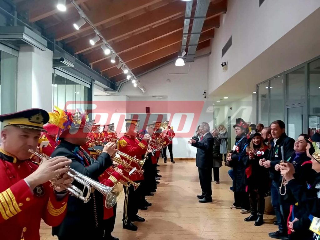 Πάτρα: Τα εγκαίνια της έκθεσης στολών στην Αγορά Αργύρη (ΦΩΤΟ)