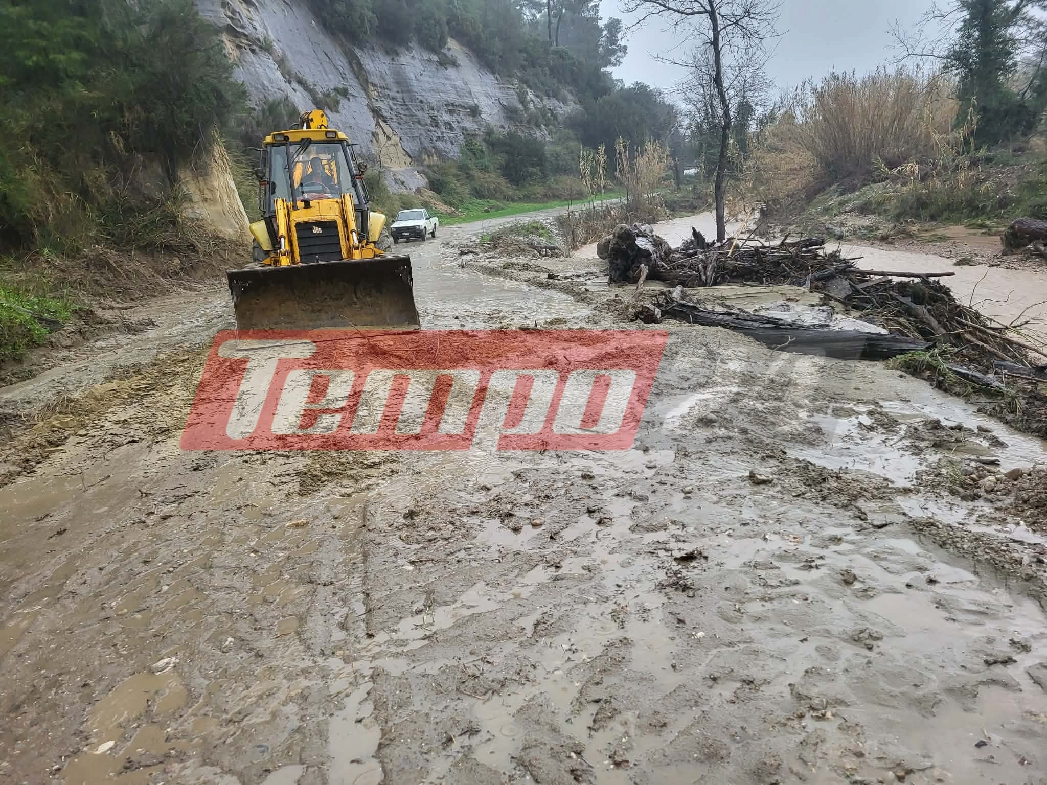 Ηλεία: Κατέρρευσε η γέφυρα του Ενιπέα στο Λαντζόι από την κακοκαιρία - "Ποτάμια" οι δρόμοι (ΦΩΤΟ & ΒΙΝΤΕΟ)