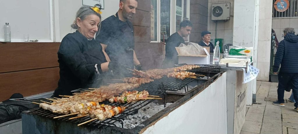 Το αδιαχώρητο στην Πάτρα για την Τσικνοπέμπτη - Ψησταριές, γλέντι και καρναβαλικά δρώμενα στους δρόμους (ΦΩΤΟ & ΒΙΝΤΕΟ)