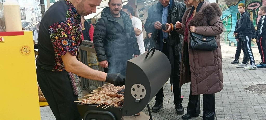 Το αδιαχώρητο στην Πάτρα για την Τσικνοπέμπτη - Ψησταριές, γλέντι και καρναβαλικά δρώμενα στους δρόμους (ΦΩΤΟ & ΒΙΝΤΕΟ)