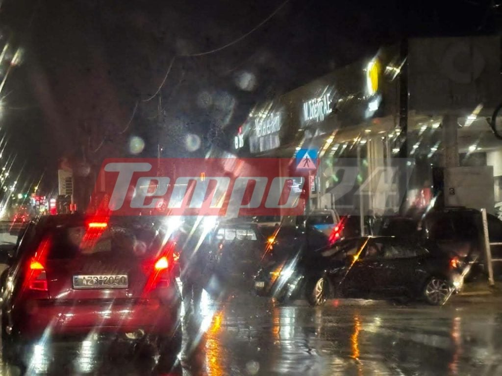 Πάτρα: Γερό τρακάρισμα στα Μποζαΐτικα - Ενεπλάκησαν τρία οχήματα (ΦΩΤΟ)