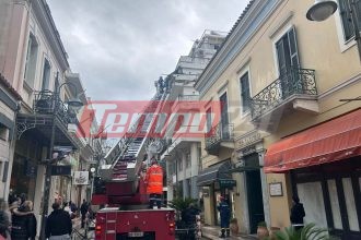 "Συναγερμός" στη Ρήγα Φεραίου: Σοβάδες έπεσαν από μπαλκόνι, μέρα-μεσημέρι σε πολυσύχναστο σημείο (ΦΩΤΟ)