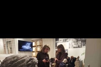 H Πατρινή εικαστικός που εκθέτει γλυπτά της στο Κολωνάκι (ΦΩΤΟ)