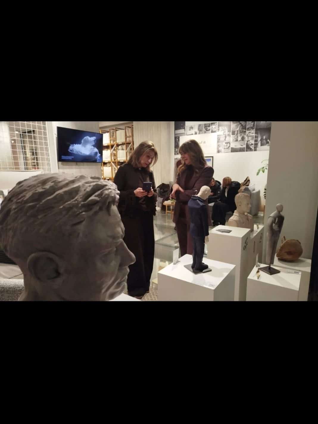 H Πατρινή εικαστικός που εκθέτει γλυπτά της στο Κολωνάκι (ΦΩΤΟ)