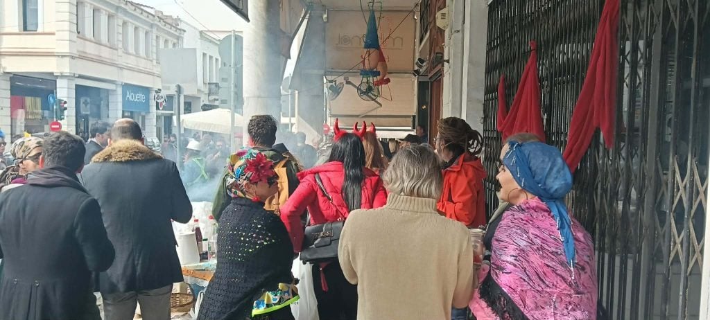 Το αδιαχώρητο στην Πάτρα για την Τσικνοπέμπτη - Ψησταριές, γλέντι και καρναβαλικά δρώμενα στους δρόμους (ΦΩΤΟ & ΒΙΝΤΕΟ)