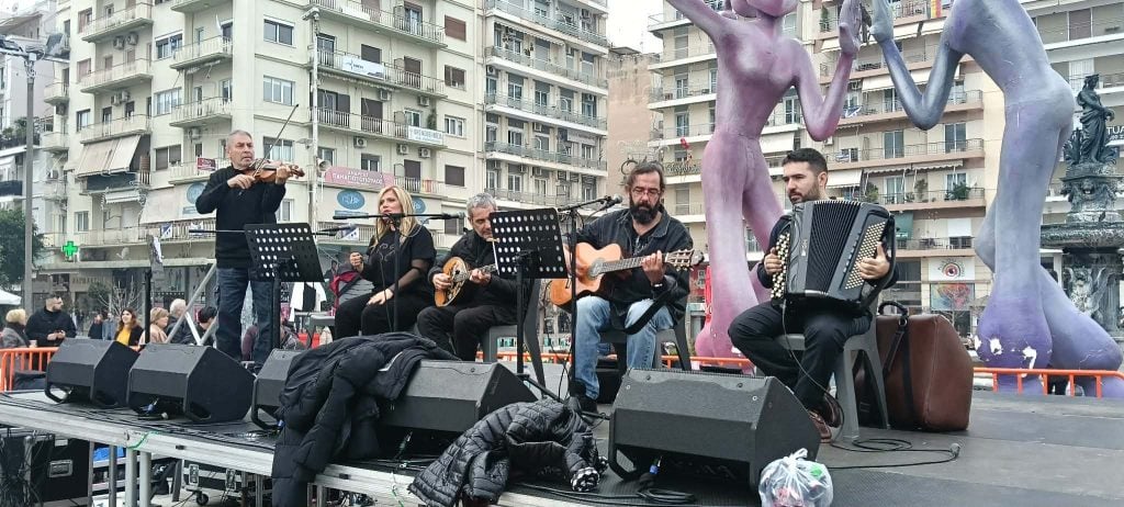 Το αδιαχώρητο στην Πάτρα για την Τσικνοπέμπτη - Ψησταριές, γλέντι και καρναβαλικά δρώμενα στους δρόμους (ΦΩΤΟ & ΒΙΝΤΕΟ)