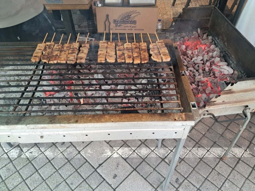 Το αδιαχώρητο στην Πάτρα για την Τσικνοπέμπτη - Ψησταριές, γλέντι και καρναβαλικά δρώμενα στους δρόμους (ΦΩΤΟ & ΒΙΝΤΕΟ)