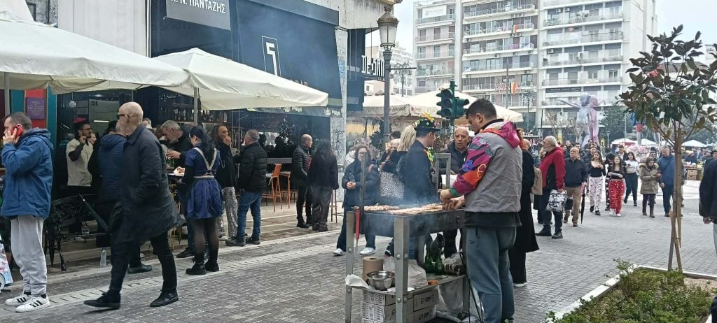 Το αδιαχώρητο στην Πάτρα για την Τσικνοπέμπτη - Ψησταριές, γλέντι και καρναβαλικά δρώμενα στους δρόμους (ΦΩΤΟ & ΒΙΝΤΕΟ)