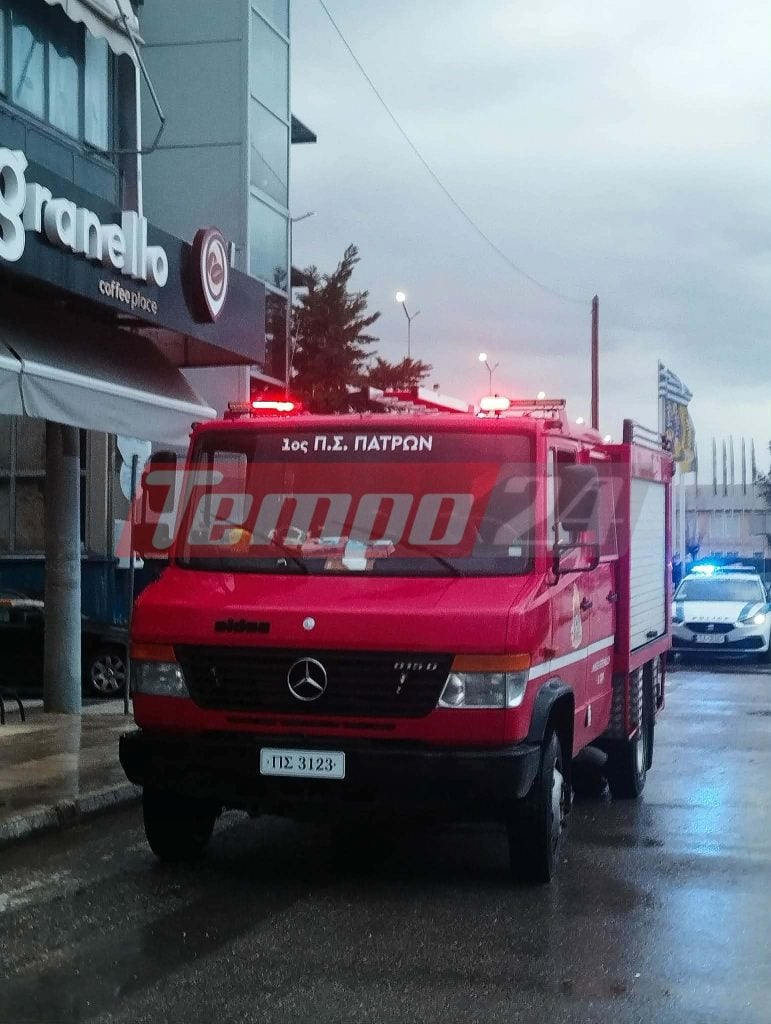 Έκλεισαν και τα δύο ρεύματα της Ακτής Δυμαίων - Απειλούνται σπίτια, νερό και στα κάθετα δρομάκια (ΦΩΤΟ)