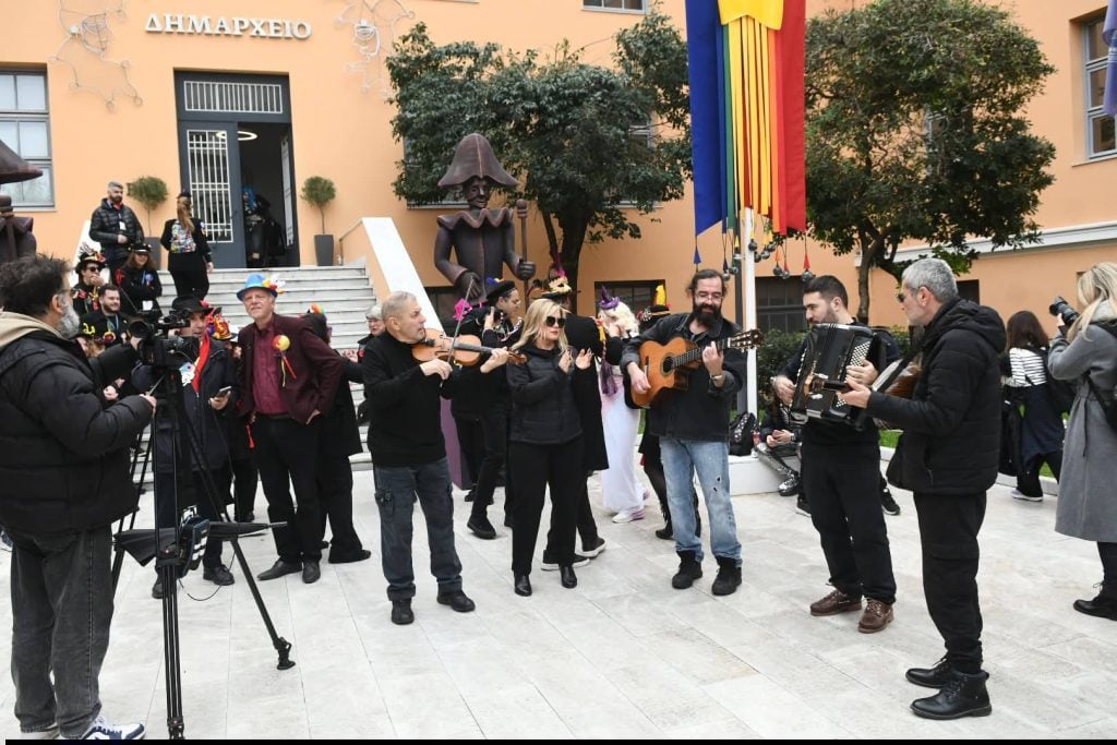 Το αδιαχώρητο στην Πάτρα για την Τσικνοπέμπτη - Ψησταριές, γλέντι και καρναβαλικά δρώμενα στους δρόμους (ΦΩΤΟ & ΒΙΝΤΕΟ)