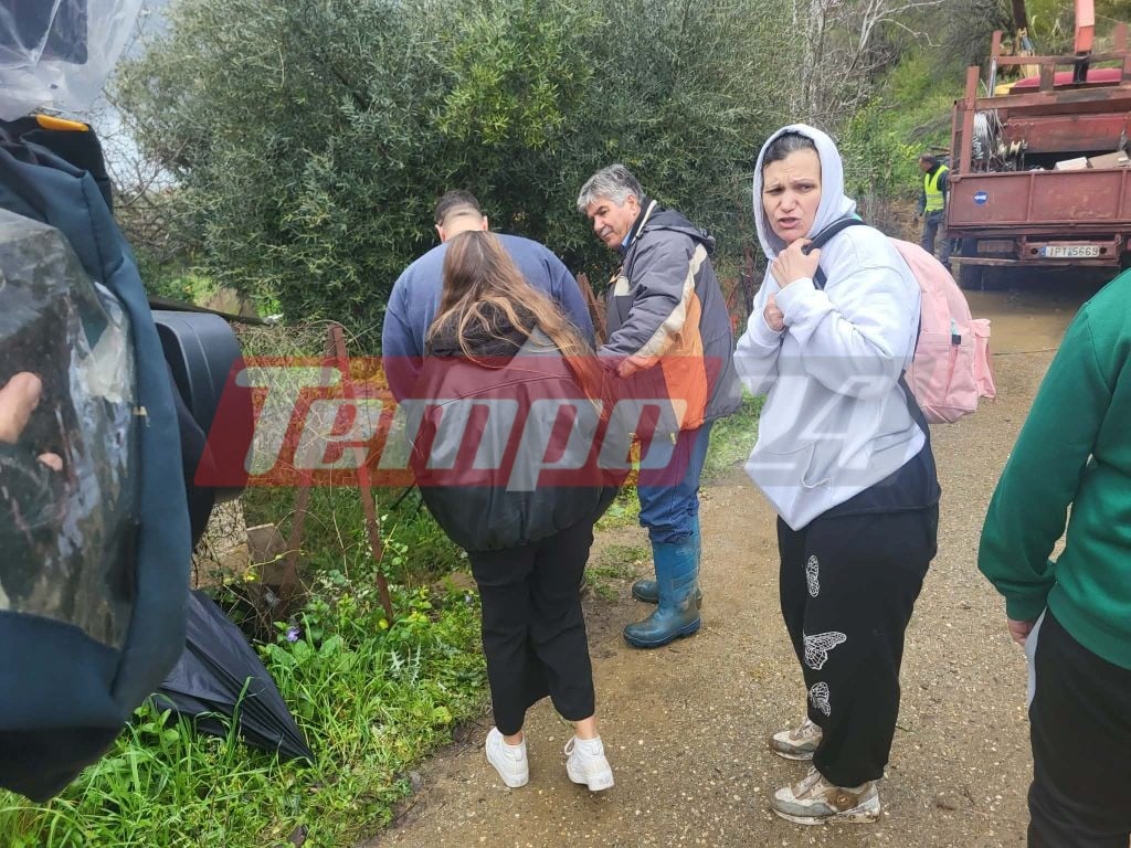 Κατολισθήσεις στο Μαζαράκι Ηλείας: Έχουν κλείσει οι δρόμοι του χωριού, οι κάτοικοι παίρνουν τα παιδιά στους ώμους - ΦΩΤΟ & ΒΙΝΤΕΟ