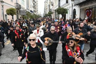 Το αδιαχώρητο στην Πάτρα για την Τσικνοπέμπτη - Ψησταριές, γλέντι και καρναβαλικά δρώμενα στους δρόμους (ΦΩΤΟ & ΒΙΝΤΕΟ)