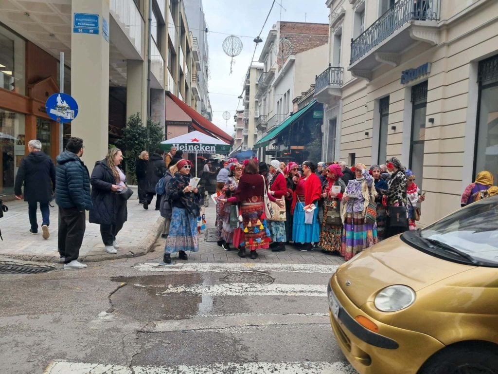 Το αδιαχώρητο στην Πάτρα για την Τσικνοπέμπτη - Ψησταριές, γλέντι και καρναβαλικά δρώμενα στους δρόμους (ΦΩΤΟ & ΒΙΝΤΕΟ)