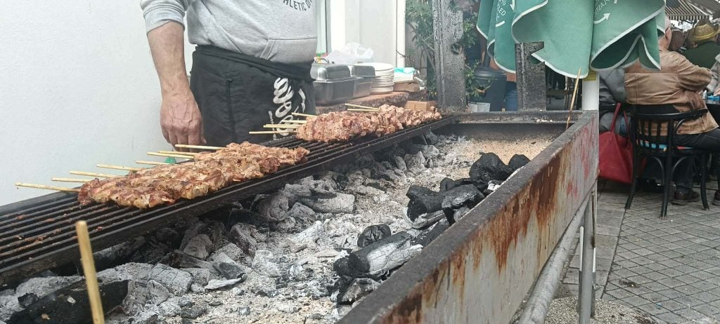 Το αδιαχώρητο στην Πάτρα για την Τσικνοπέμπτη - Ψησταριές, γλέντι και καρναβαλικά δρώμενα στους δρόμους (ΦΩΤΟ & ΒΙΝΤΕΟ)