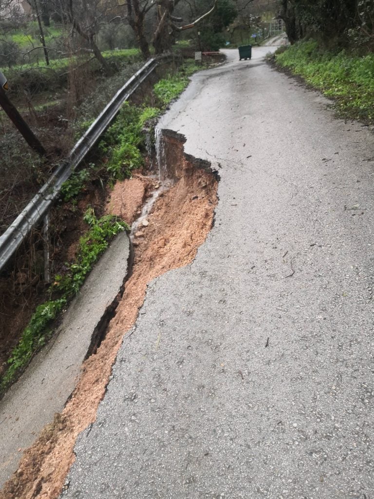 Πάτρα: Καθίζηση στο δρόμο προς στην Άνω Καλλιθέα ΦΩΤΟ