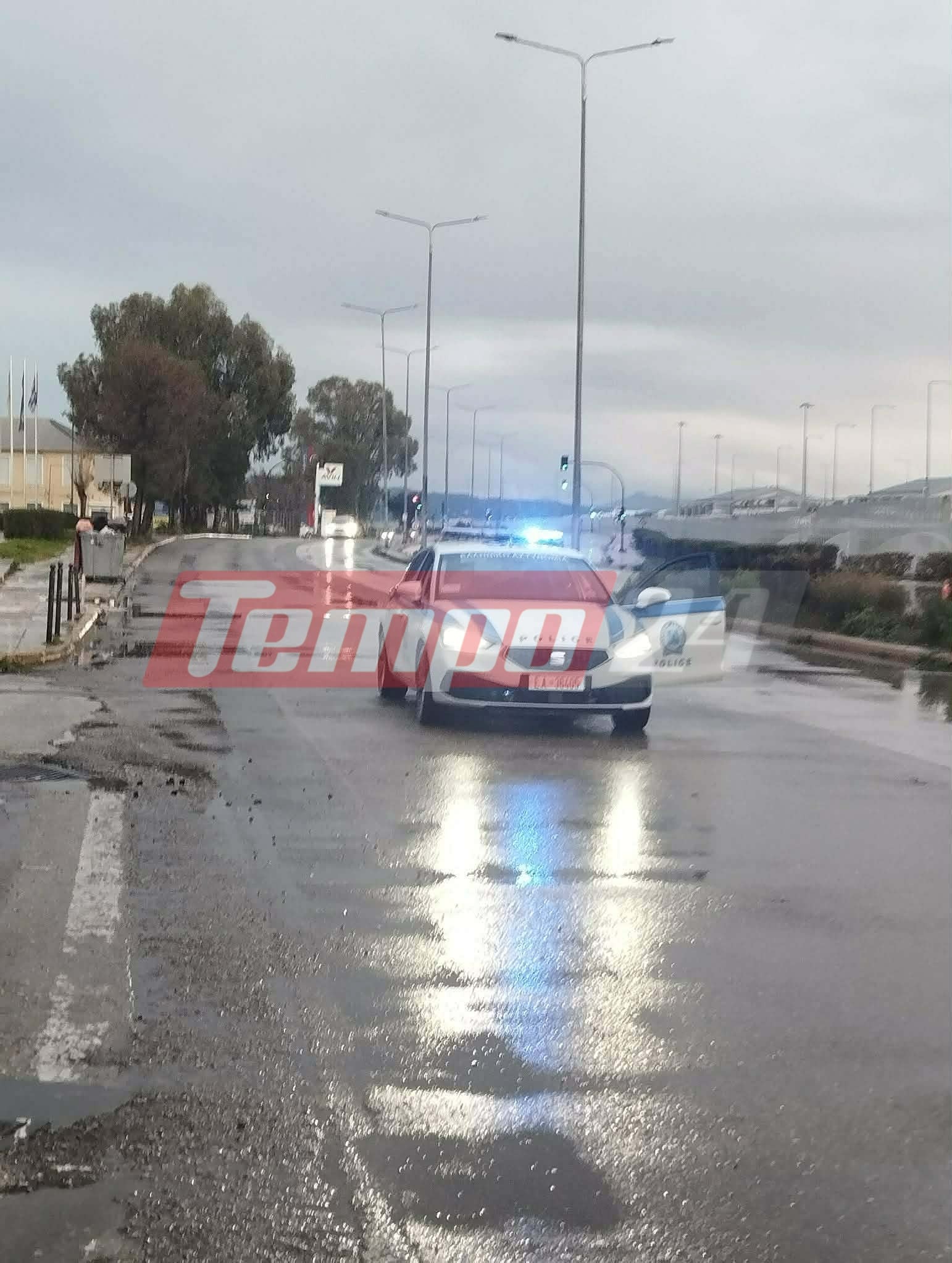 Έκλεισαν και τα δύο ρεύματα της Ακτής Δυμαίων - Απειλούνται σπίτια, νερό και στα κάθετα δρομάκια (ΦΩΤΟ)